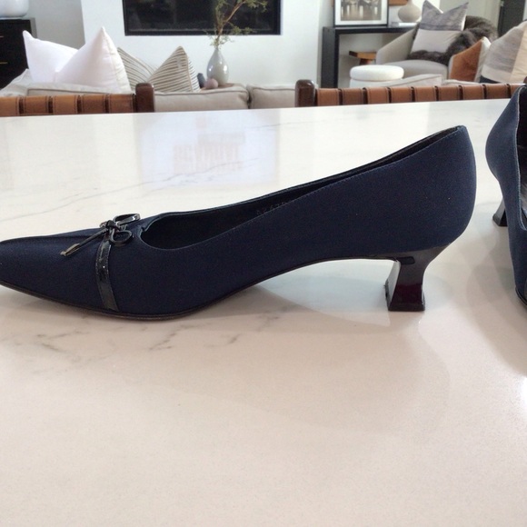 Stuart Weitzman Navy Bow Pump, Size 7M, Excellent Condition - Picture 4 of 6